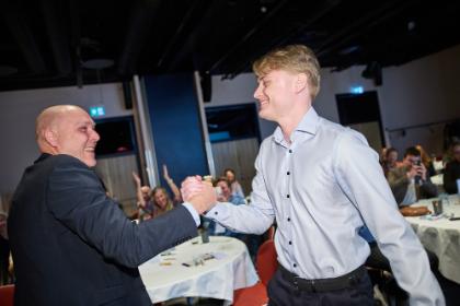 Finansbachelorstuderende Christian Søgaard og Jyske Bank i Herning vandt torsdag DM i praktik 2025 for erhvervsakademier for et match i særklasse. Foto: Mikkel Berg Pedersen. Finansbachelorstuderende Christian Søgaard og Jyske Bank i Herning vandt torsdag DM i praktik 2025 for erhvervsakademier for et match i særklasse. Foto: Mikkel Berg Pedersen.